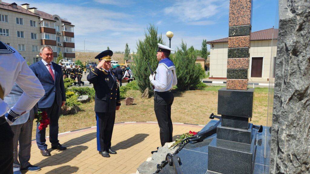 В Астрахани появился памятник сторожевому пограничному катеру — фото 5