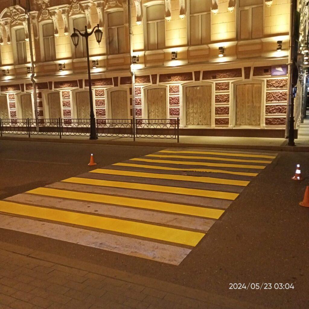 На дорогах Астрахани продолжают обновлять разметку — фото 2