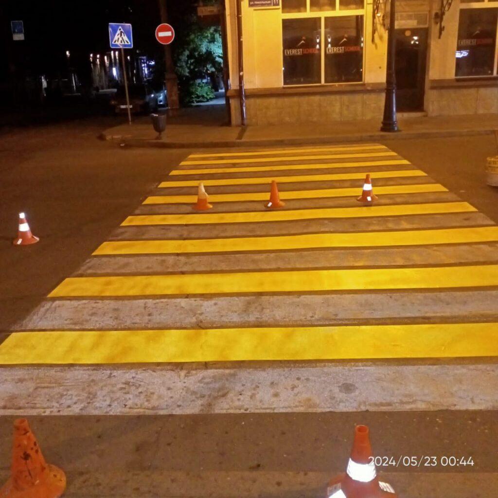 На дорогах Астрахани продолжают обновлять разметку — фото 1