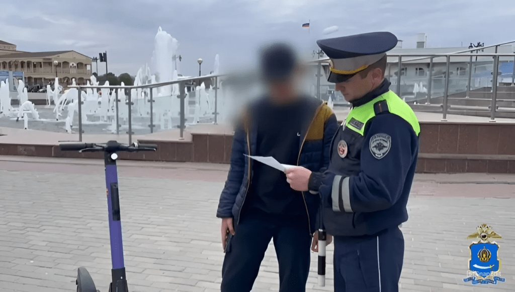 На одной из астраханских набережных прошел рейд по самокатчикам