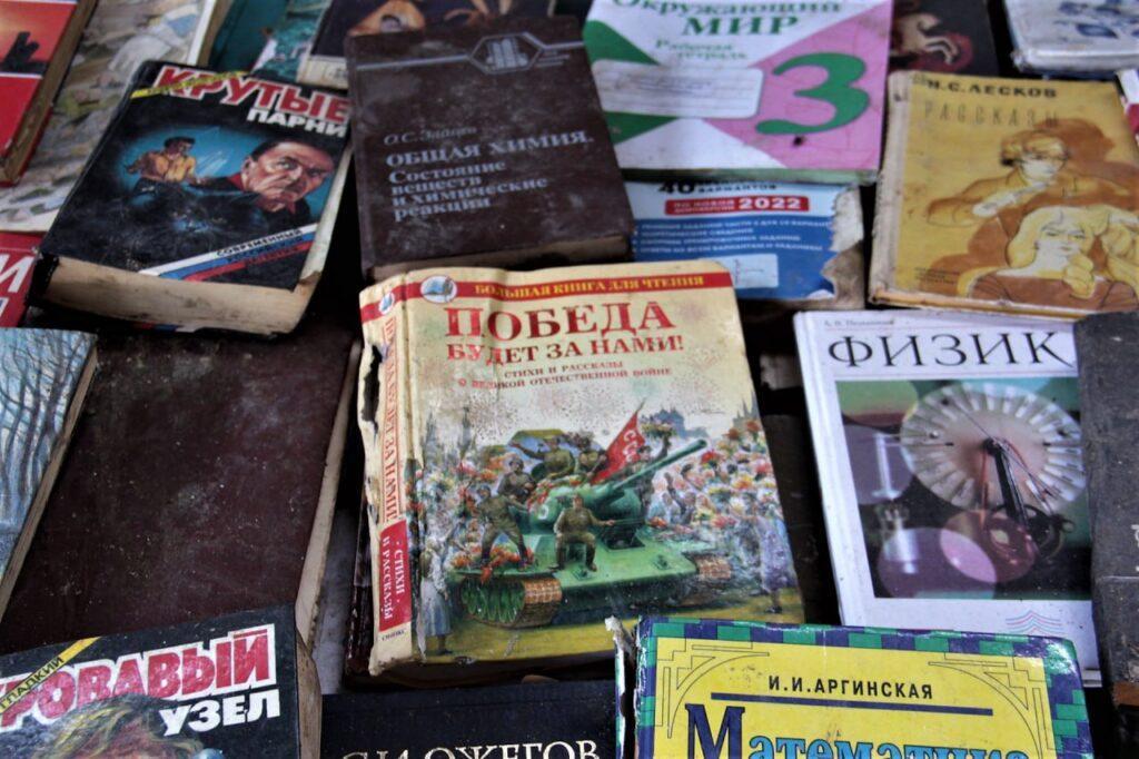 Астраханцев призывают не выбрасывать книги в пакеты вместе с остальным мусором — фото 3