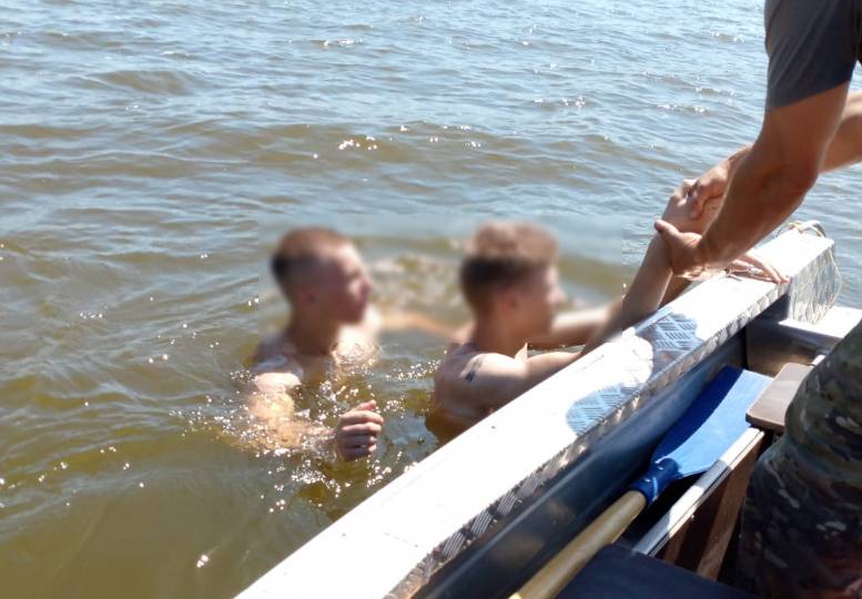В Астраханской области спасатели достали из реки двух тонущих подростков