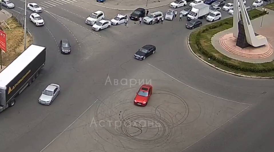 В Астрахани дрифтеры перекрыли движение на одной из самых оживленных улиц города