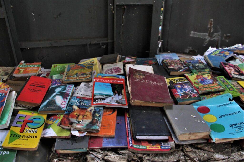 Астраханцев призывают не выбрасывать книги в пакеты вместе с остальным мусором — фото 4