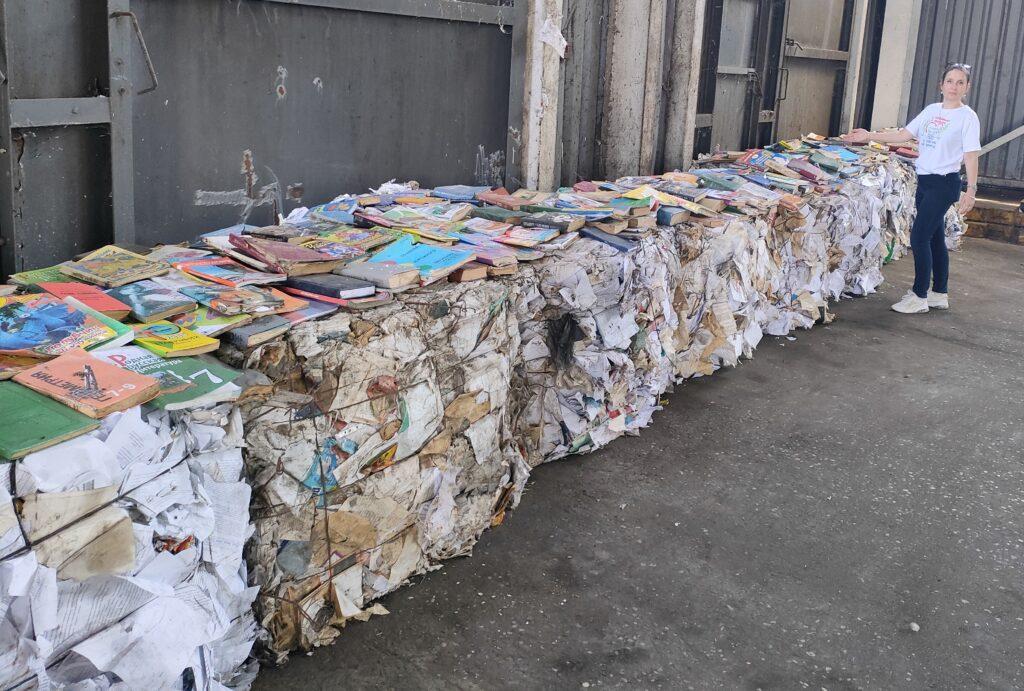 Астраханцев призывают не выбрасывать книги в пакеты вместе с остальным мусором — фото 2