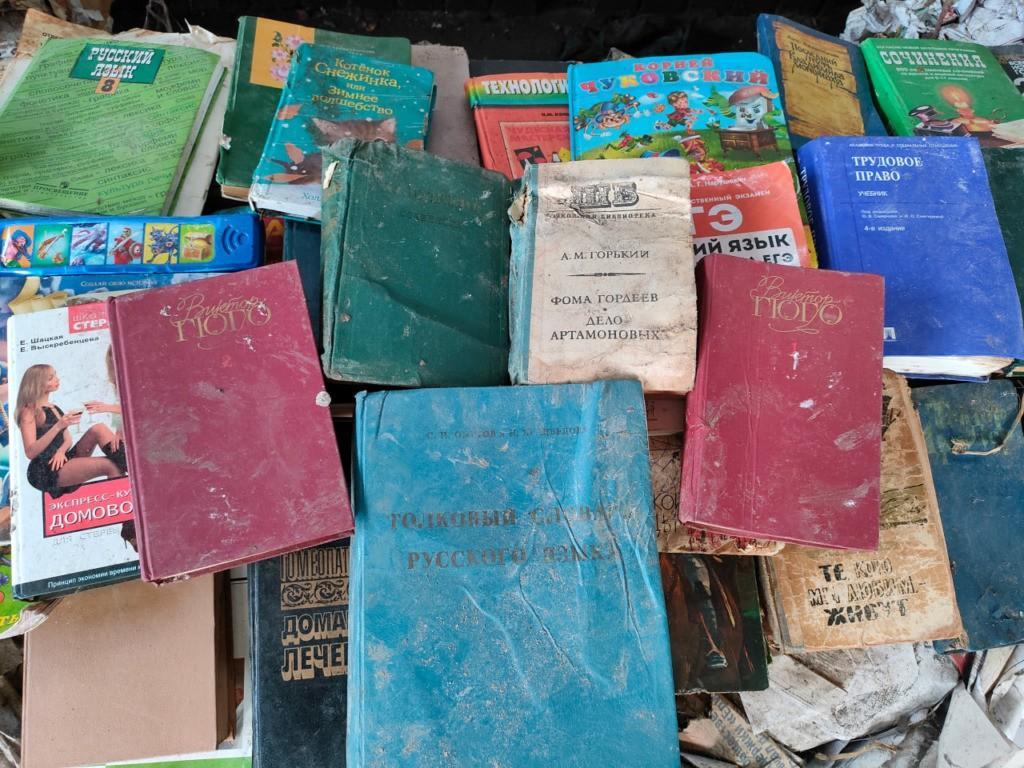 Астраханцев призывают не выбрасывать книги в пакеты вместе с остальным мусором
