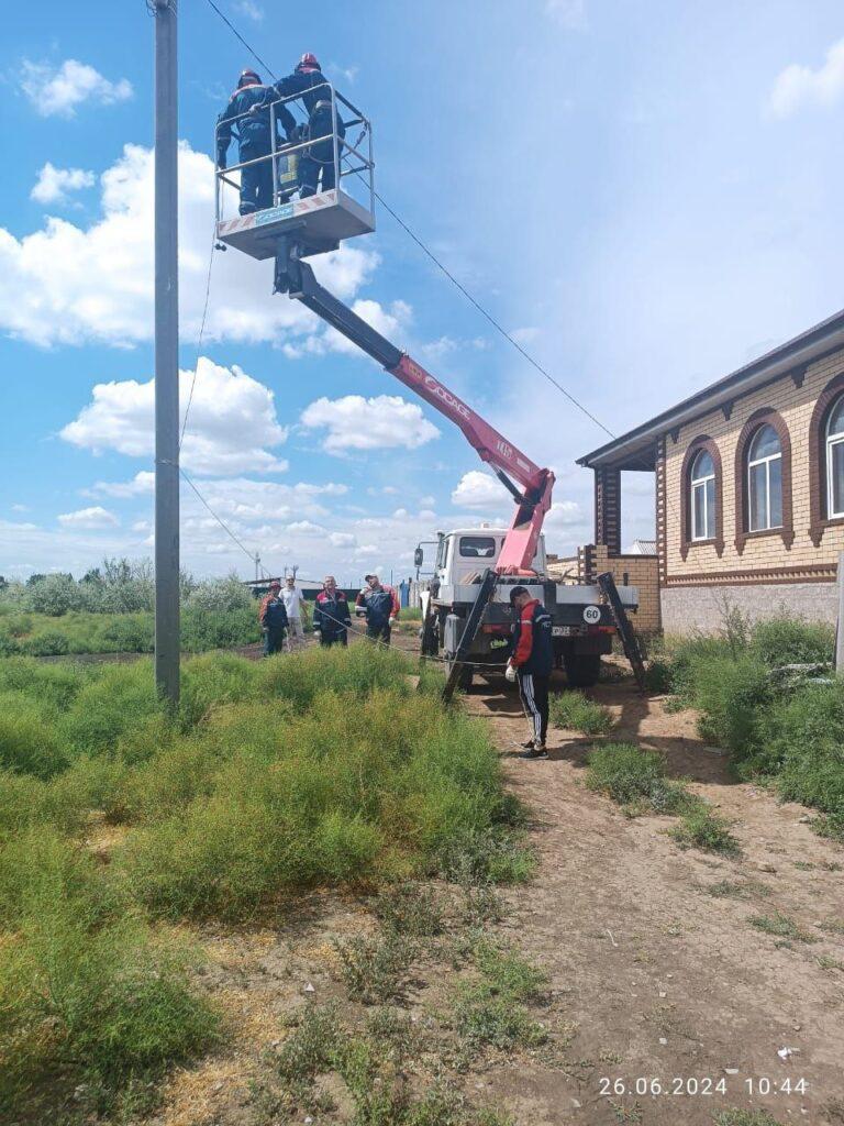 Астраханцев отрезают от электричества за долги и самовольное подключение к сети — фото 1