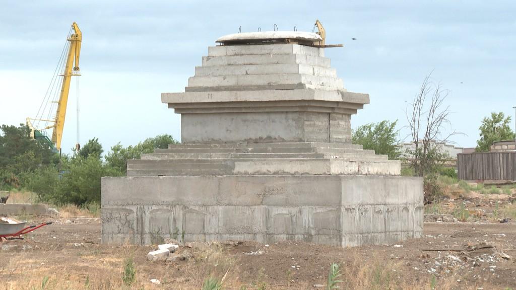 На месте старой астраханской свалки возводят Ступу Просветления