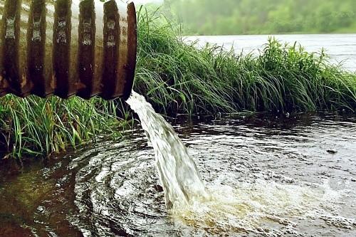 Астраханская река снова оказалась под угрозой загрязнения из-за разлива маслянистого вещества