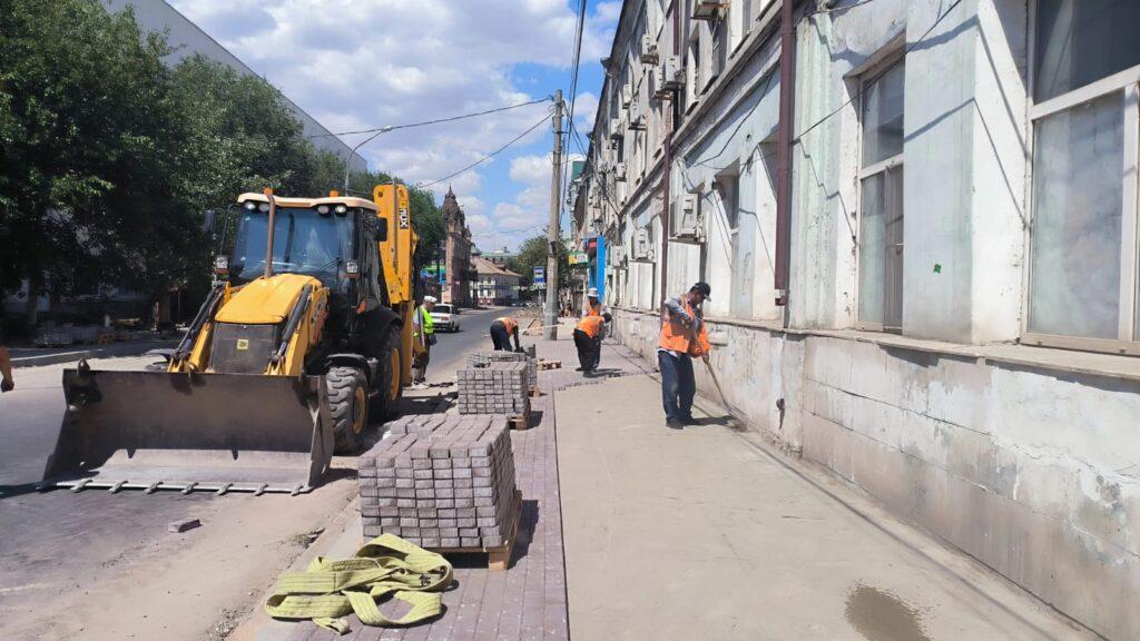 В Астрахани ремонтируют не только дороги, но и тротуары
