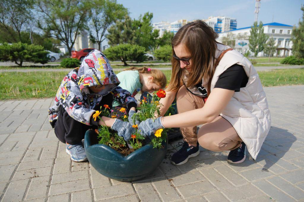 В Астрахани почтили память жертв трагедии в «Крокус Сити холле» — фото 2