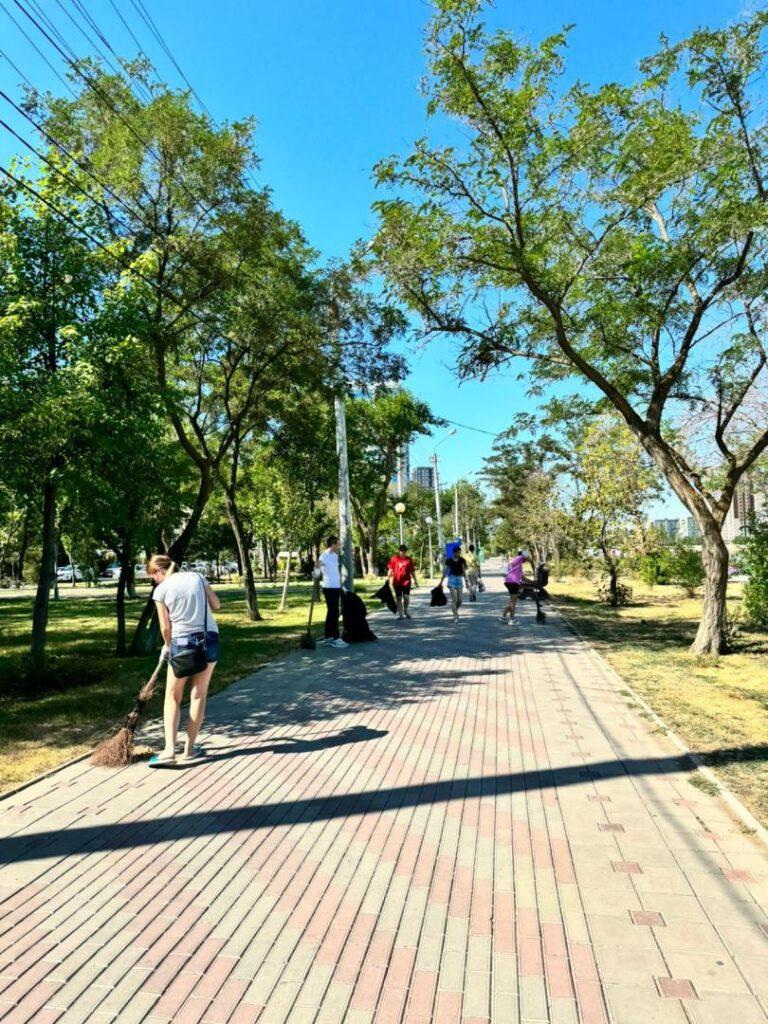 На выходных в Астрахани приводили в порядок дороги и общественные пространства — фото 4