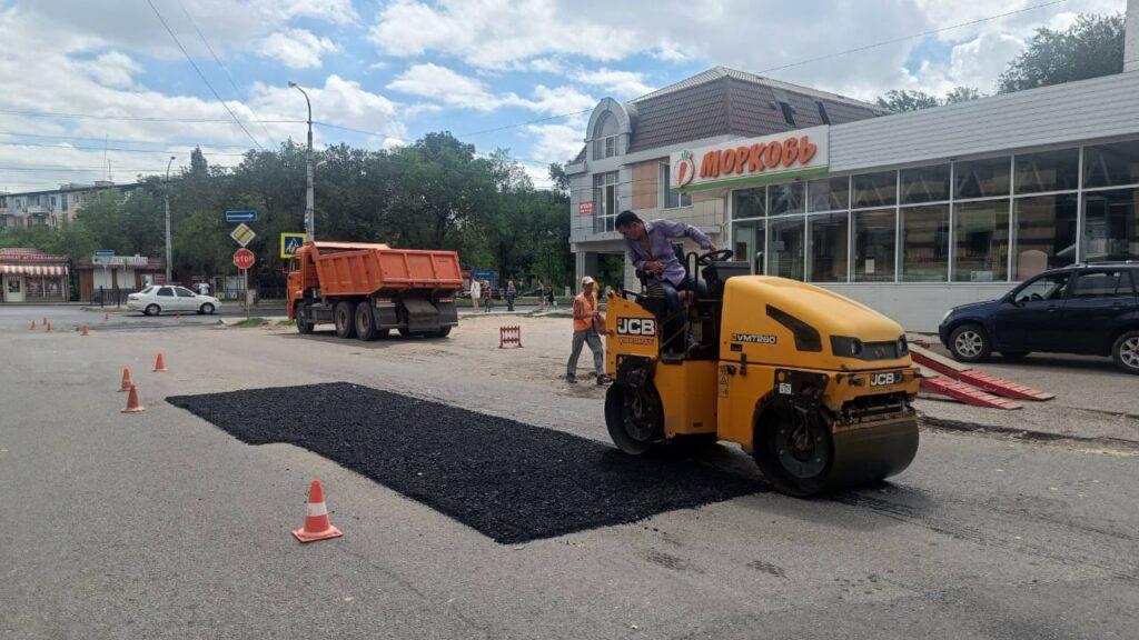 На выходных в Астрахани приводили в порядок дороги и общественные пространства — фото 2