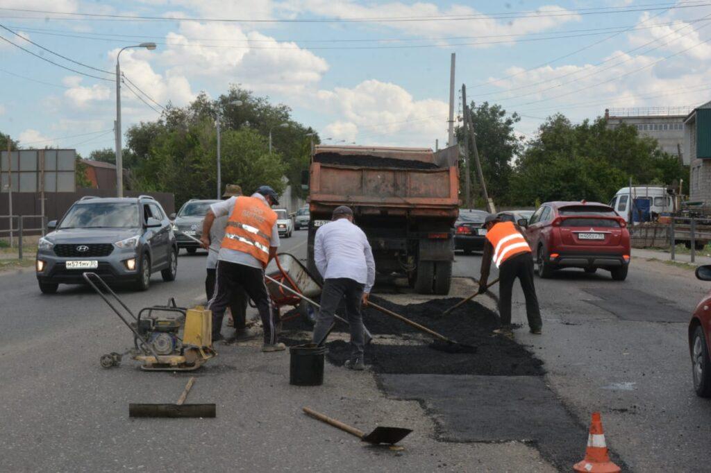На выходных в Астрахани приводили в порядок дороги и общественные пространства — фото 1