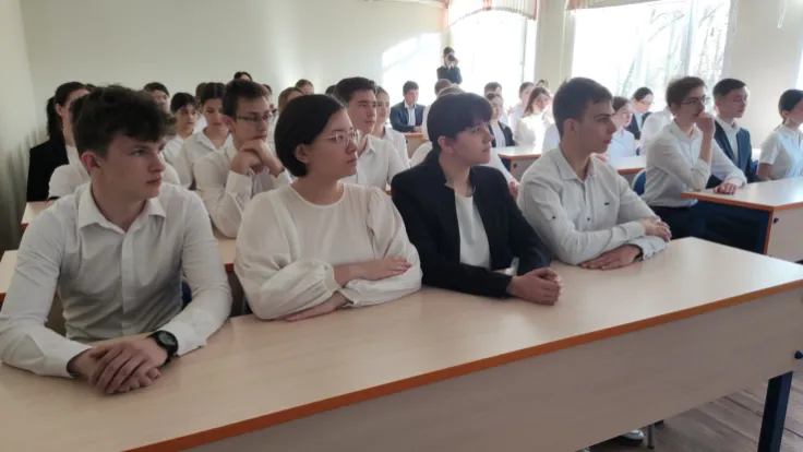 Воспитание молодежи: астраханским школьникам провели космический классный час — фото 1