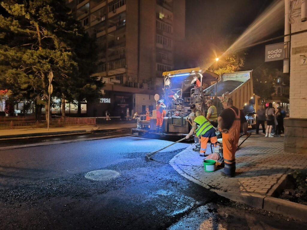 В Астрахани продолжают обновлять дороги — фото 3
