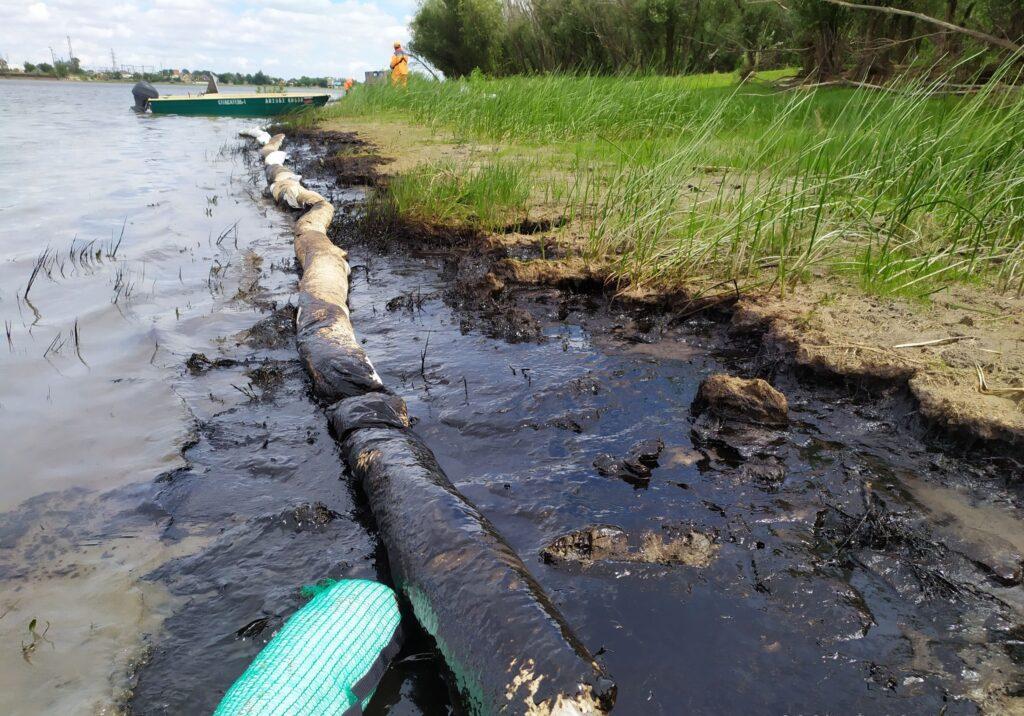 Под Астраханью ликвидировали самое большое нефтяное пятно за последние 15 лет — фото 1