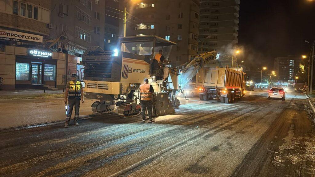 В Астрахани продолжают ремонтировать дороги по ночам — фото 2
