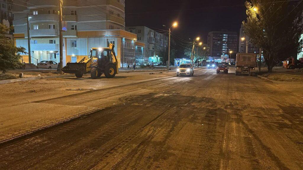 В Астрахани продолжают ремонтировать дороги по ночам