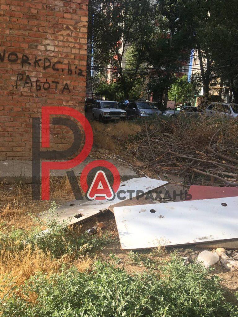 В Советском районе Астрахани один из дворов постепенно превращается в свалку — фото 1
