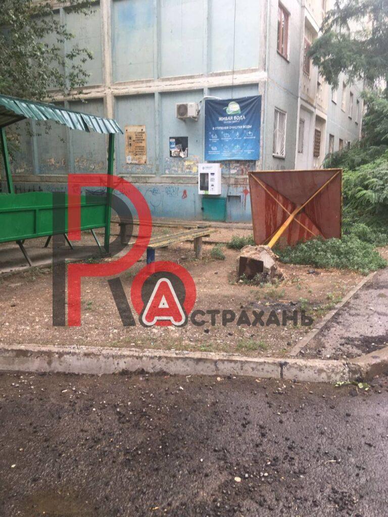 В Советском районе Астрахани один из дворов постепенно превращается в свалку — фото 2