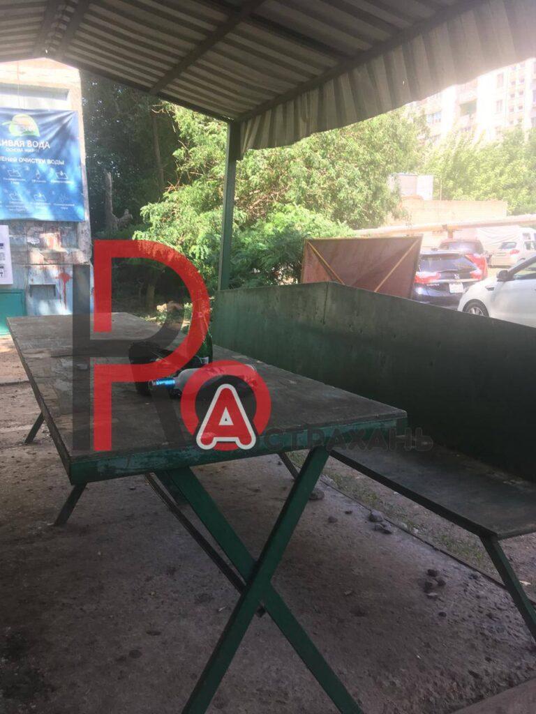 В Советском районе Астрахани один из дворов постепенно превращается в свалку — фото 3