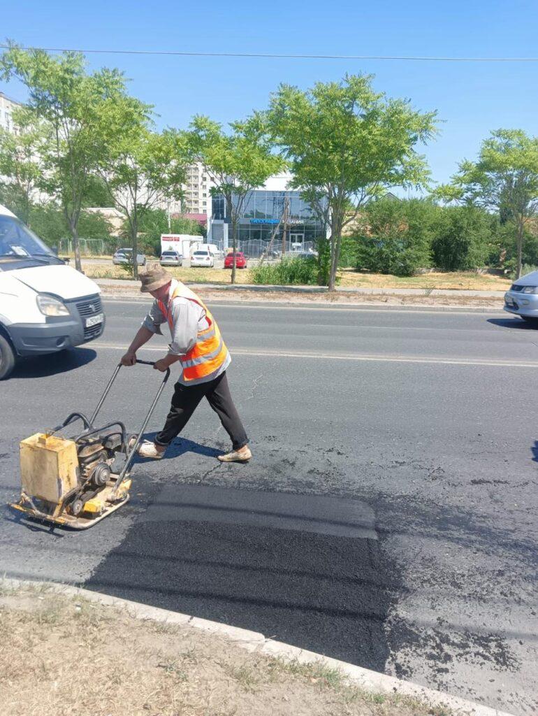В Астрахани ямочный ремонт продолжается на двух улицах