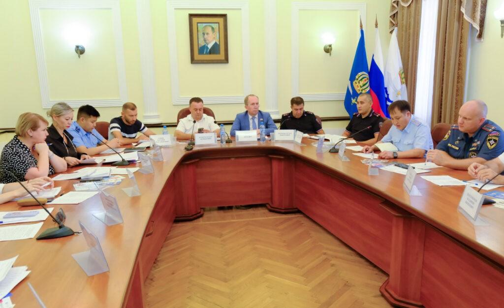 В Астрахани обсудили меры безопасности, принятые в преддверии учебного года