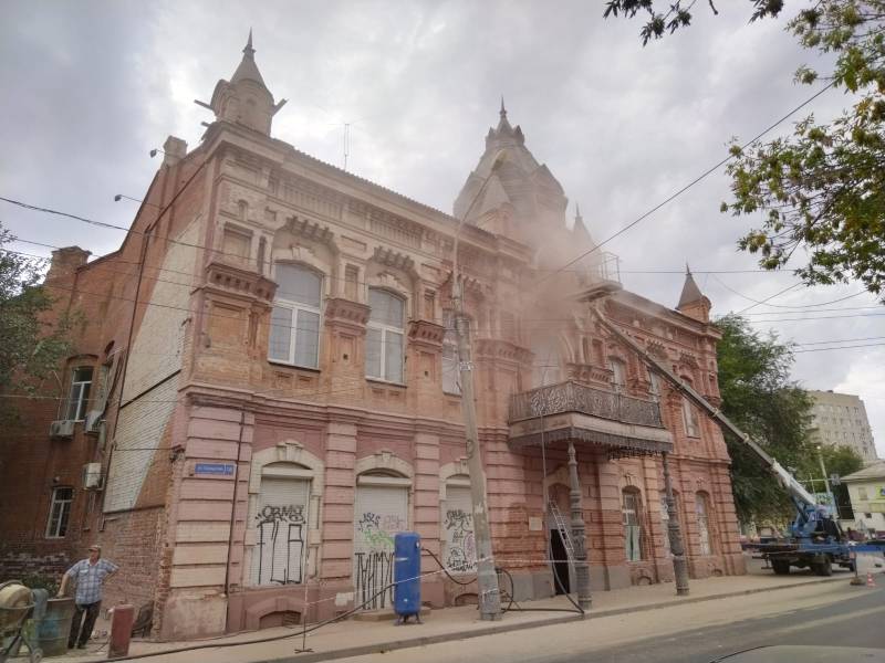 В центре Астрахани обновляют фасады исторических зданий