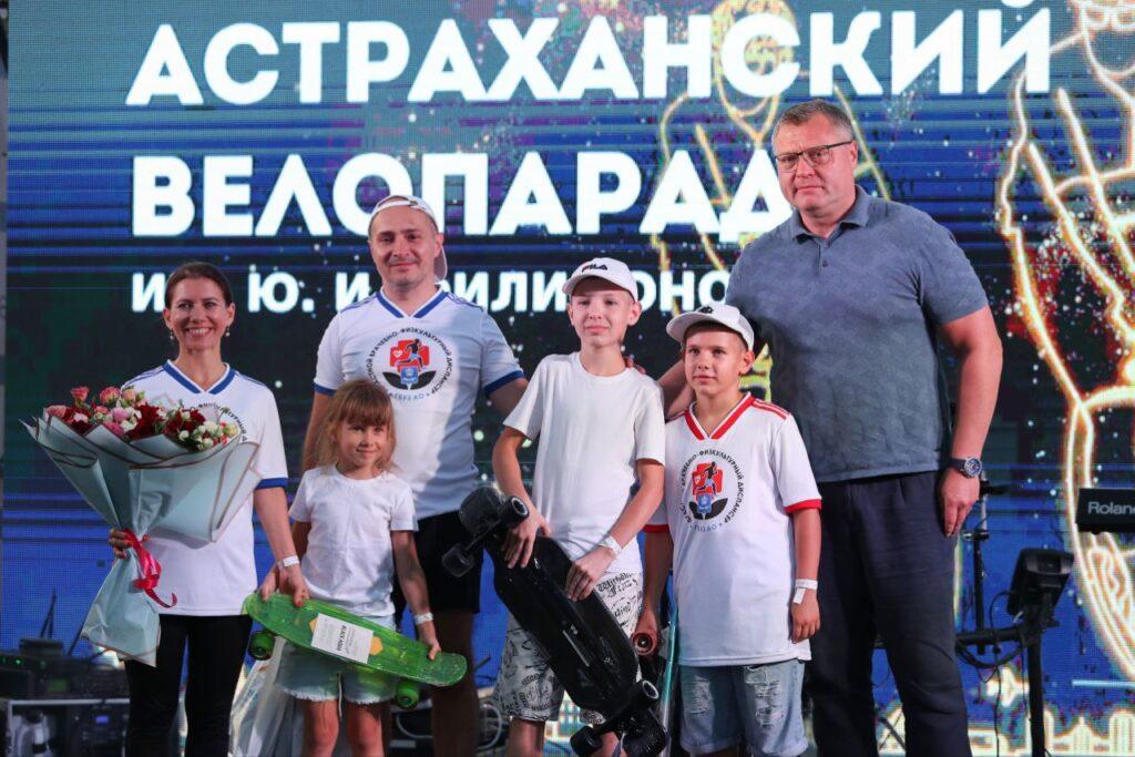 Более трех тысяч астраханцев проехали по улицам города на велосипедах — фото 1