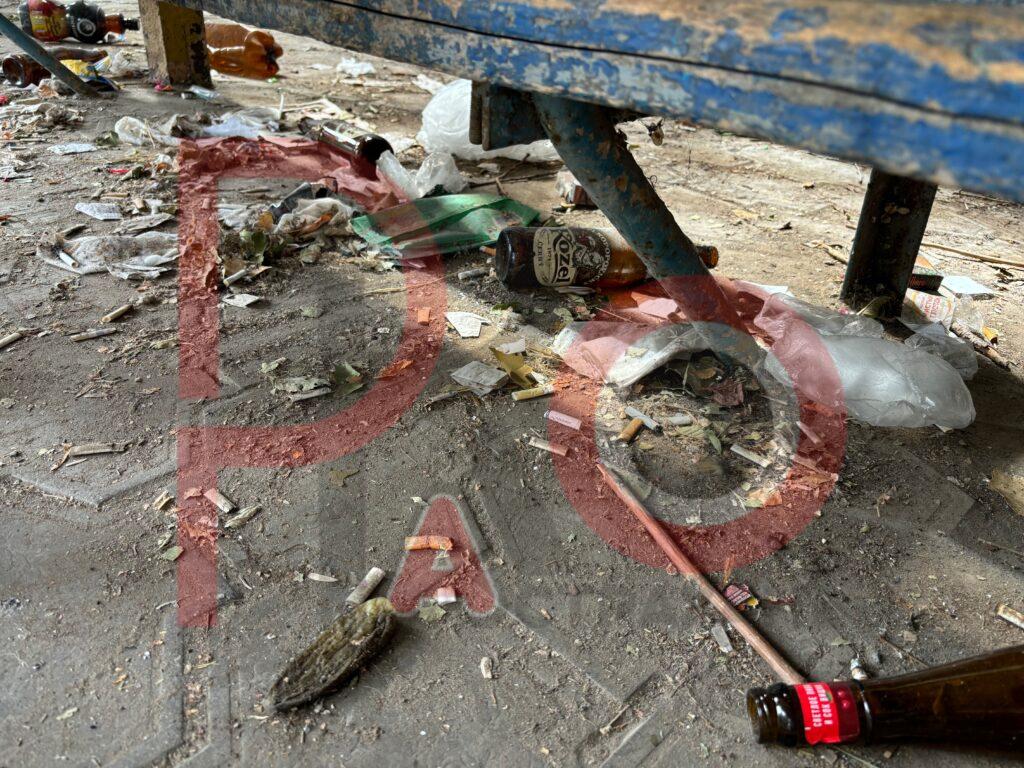 В Астрахани остановки, которых и так в городе осталось немного, превращаются в свалку