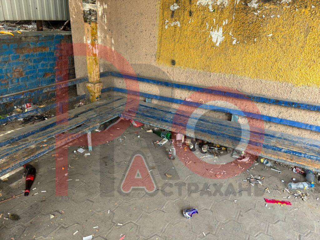 В Астрахани остановки, которых и так в городе осталось немного, превращаются в свалку — фото 1