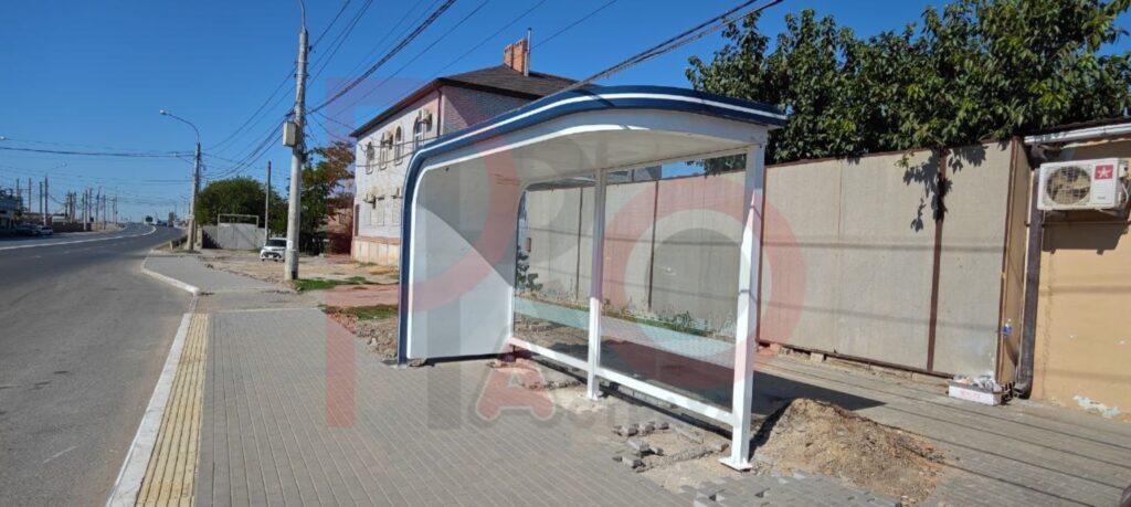 В Астрахани за 2 недели установят более 500 остановочных комплексов