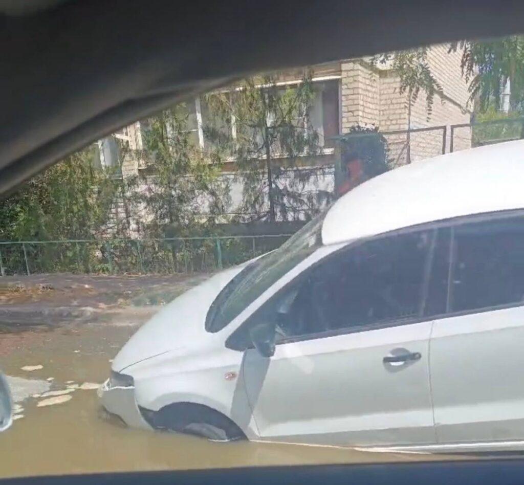 Очередной автомобиль провалился в яму на одной из астраханских улиц