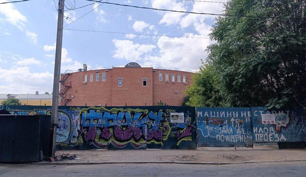 На месте заброшенного пустыря в центре Астрахани возводят спортплощадку
