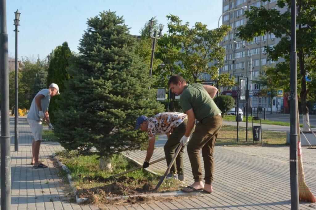 Обновили лавочки и детскую площадку: в Астрахани благоустроили сквер Ветеранов — фото 3