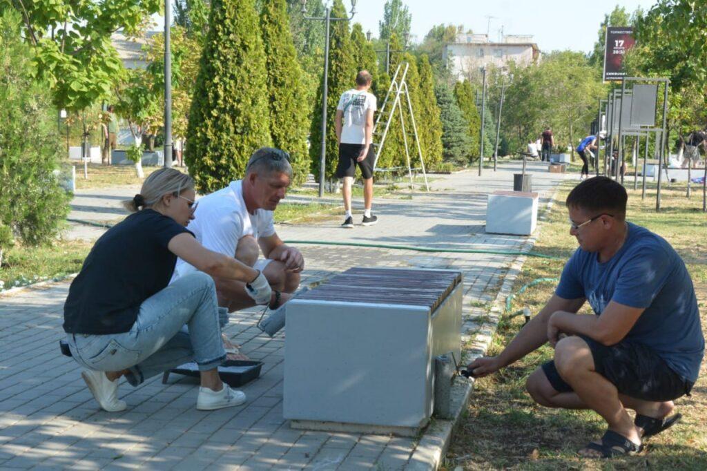 Обновили лавочки и детскую площадку: в Астрахани благоустроили сквер Ветеранов — фото 1