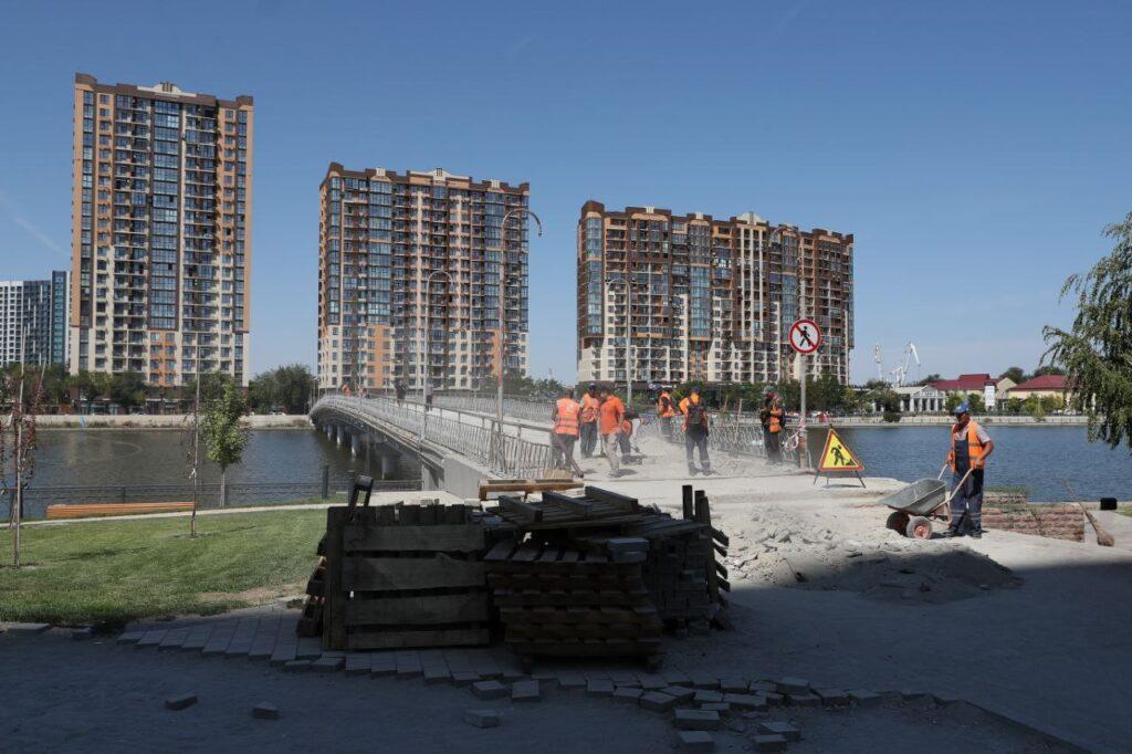 На астраханских мостах появляются новые фонари, плитка и подсветка — фото 1