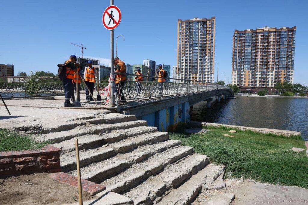 На астраханских мостах появляются новые фонари, плитка и подсветка — фото 2