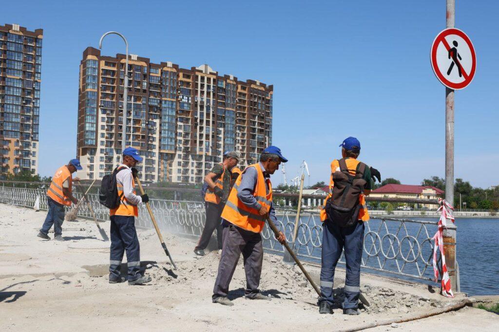 На астраханских мостах появляются новые фонари, плитка и подсветка
