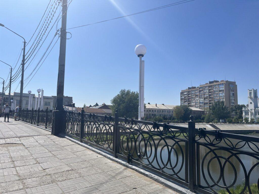На астраханских мостах появляются новые фонари, плитка и подсветка — фото 3