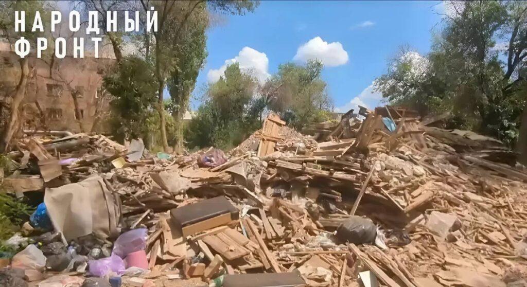 На одной из улиц Астрахани больше двух месяцев лежит груда мусора от снесенного дома