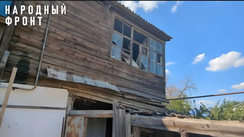 Через дыры в стене видно улицу: астраханцев никак не расселят из аварийного дома