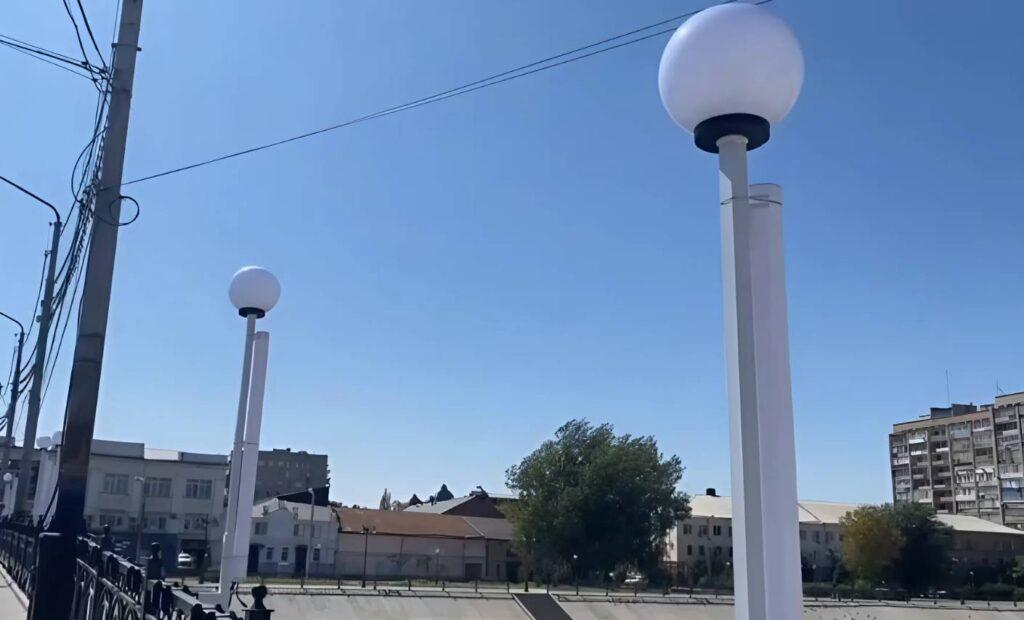 На астраханских мостах появляются новые фонари, плитка и подсветка — фото 4