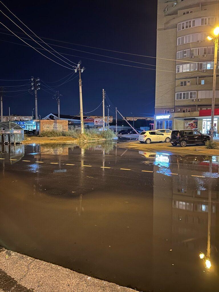 В Астрахани отремонтированную улицу Калинина снова затопило фекальными водами