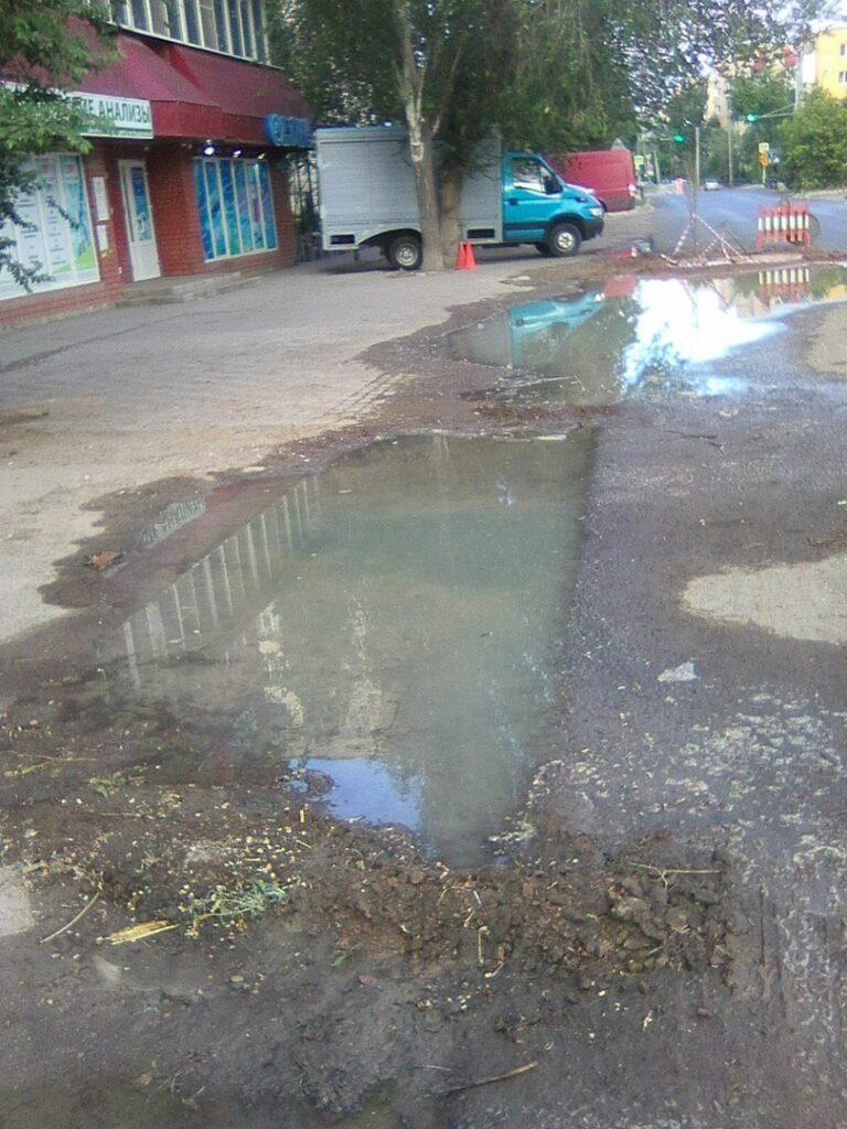 В Астрахани отремонтированную улицу Калинина снова затопило фекальными водами — фото 1