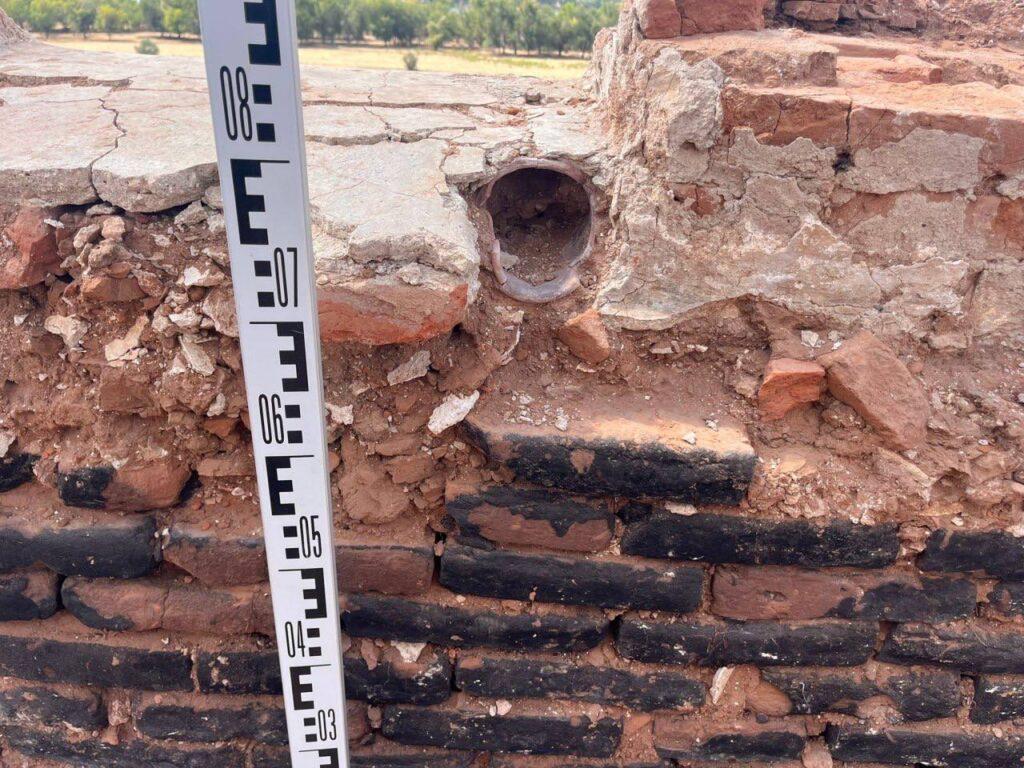 Археологи обнаружили в Астраханской области старинное здание на 30 комнат — фото 1