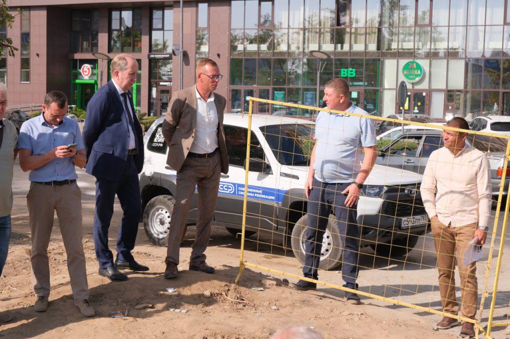 Астраханские коммунальщики ликвидируют крупную аварию на сетях канализации — фото 2