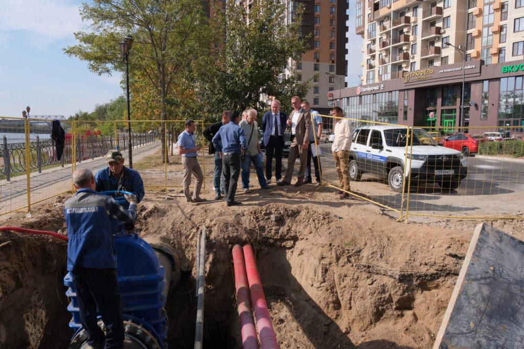 Астраханские коммунальщики ликвидируют крупную аварию на сетях канализации — фото 1