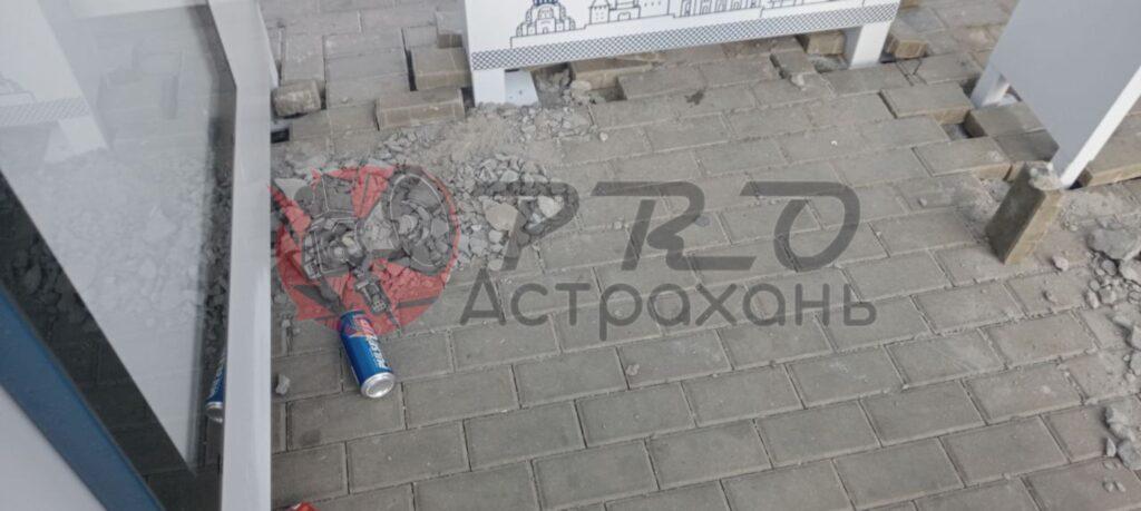 В Астрахани изуродовали первую новую остановку — фото 3